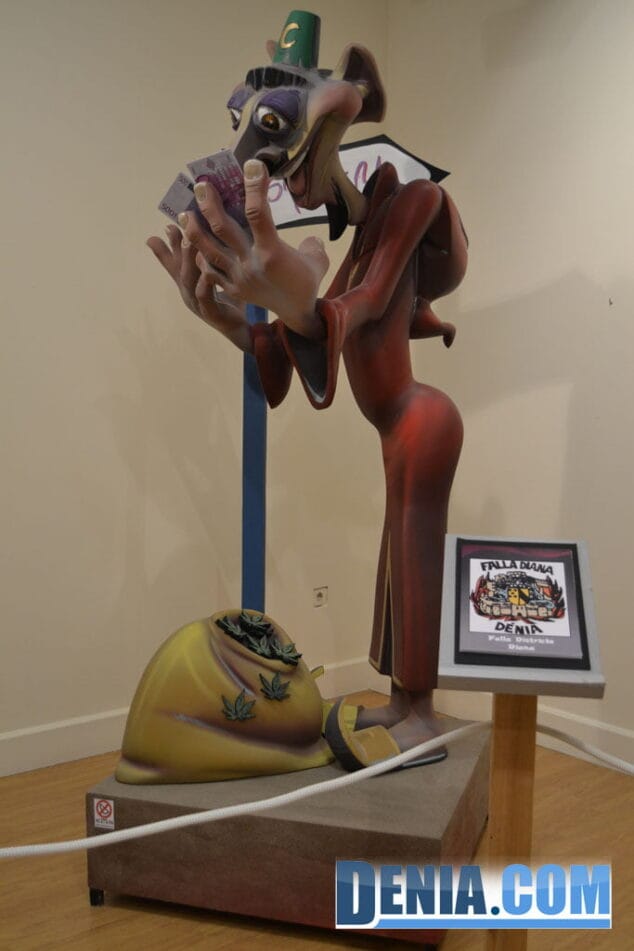 Las falleras Mayores de Dénia inauguraron la exposición del Ninot 63 63 Inauguración de la exposición del ninot en Dénia 2013