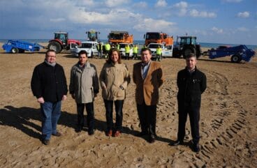 Comienzan los trabajos de limpieza en la playa de Dénia