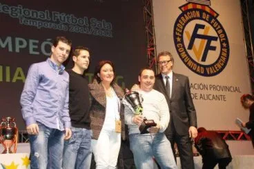 Denia Futsal recogiendo Trofeo