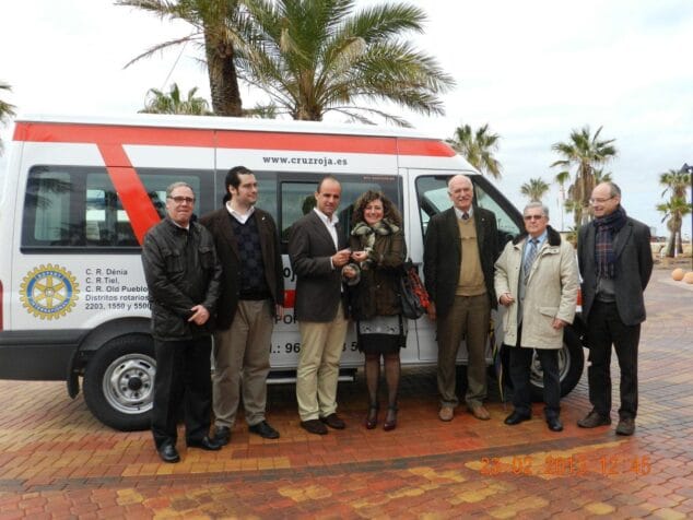 El Rotary Club Dénia dona un vehículo adaptado a Cruz Roja dénia