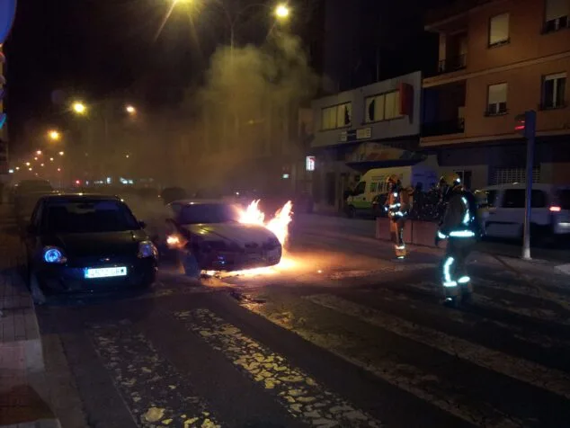 Un coche se incendia en plena Avenida de Alicante de Dénia mientras estaba detenido en un semáforo 2 Un coche se incendia en la Avenida de Alicante de Dénia 1