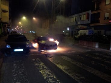 Un coche se incendia en la Avenida de Alicante de Dénia