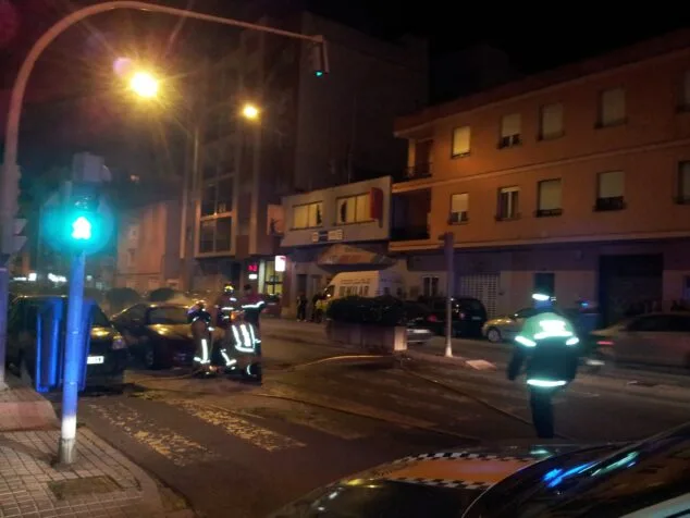 Un coche se incendia en plena Avenida de Alicante de Dénia mientras estaba detenido en un semáforo 5 Un coche se incendia en la Avenida de Alicante de Dénia 4