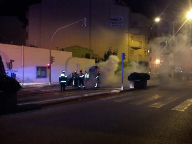 Un coche se incendia en plena Avenida de Alicante de Dénia mientras estaba detenido en un semáforo 6 Un coche se incendia en la Avenida de Alicante de Dénia 5