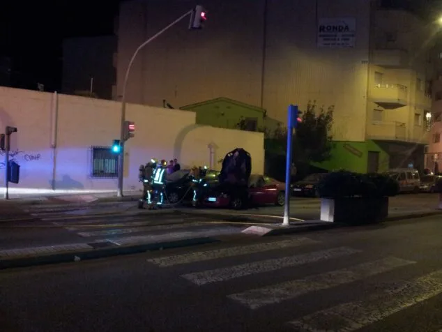 Un coche se incendia en plena Avenida de Alicante de Dénia mientras estaba detenido en un semáforo 7 Un coche se incendia en la Avenida de Alicante de Dénia 6