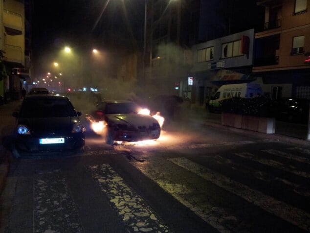 Un coche se incendia en la Avenida de Alicante de Dénia