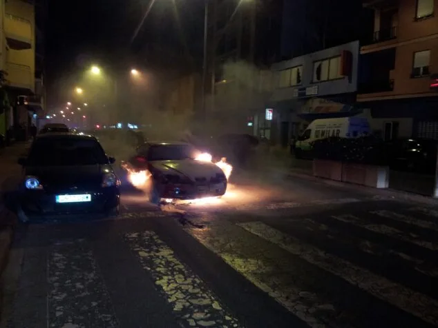 Un coche se incendia en plena Avenida de Alicante de Dénia mientras estaba detenido en un semáforo 1 Un coche se incendia en la Avenida de Alicante de Dénia