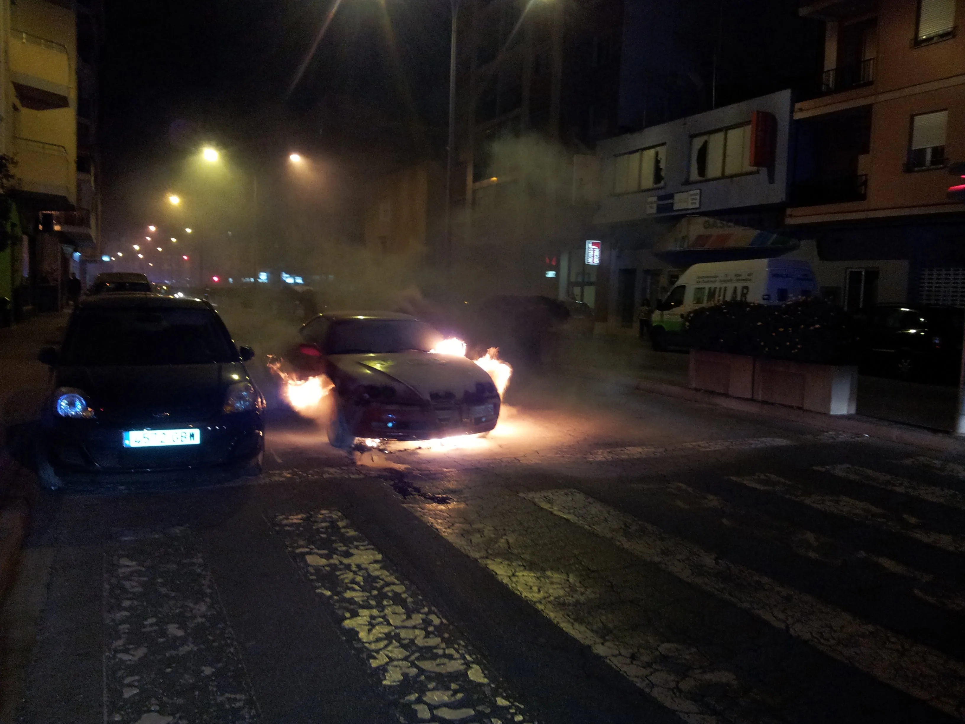 Un coche se incendia en la Avenida de Alicante de Dénia Un coche se incendia en la Avenida de Alicante de Dénia