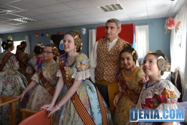 Visita de las Falleras Mayores de Dénia a la Residencia de ancianos Santa Lucía 04