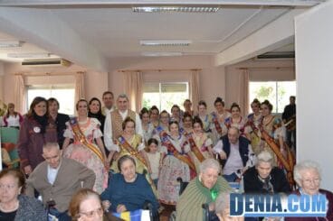 Visita de las Falleras Mayores de Dénia a la Residencia de ancianos Santa Lucía 06