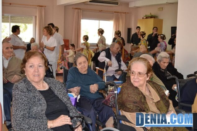 Visita de las Falleras Mayores de Dénia a la Residencia de ancianos Santa Lucía 07