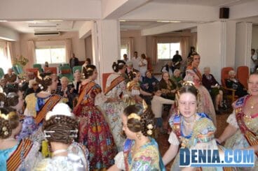 Visita de las Falleras Mayores de Dénia a la Residencia de ancianos Santa Lucía 08