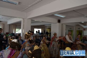 Visita de las Falleras Mayores de Dénia a la Residencia de ancianos Santa Lucía 10