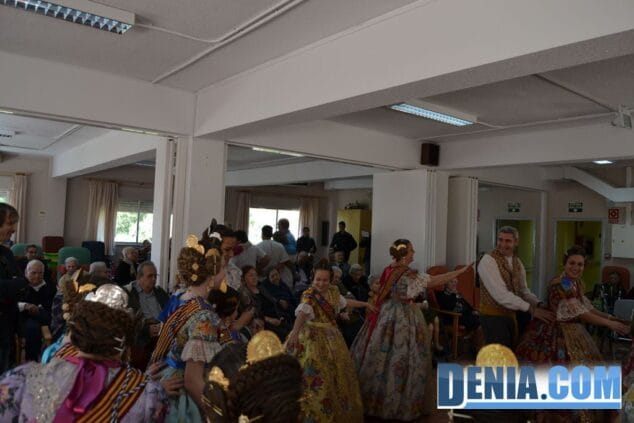 Visita de las Falleras Mayores de Dénia a la Residencia de ancianos Santa Lucía 10