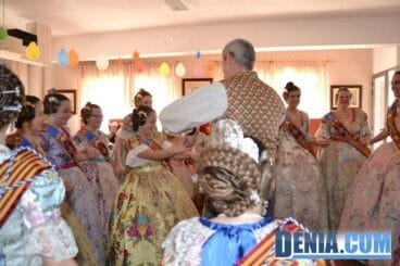 Visita de las Falleras Mayores de Dénia a la Residencia de ancianos Santa Lucía 13