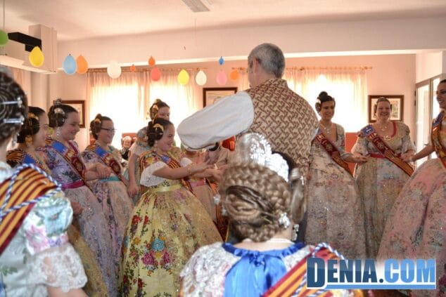 Visita de las Falleras Mayores de Dénia a la Residencia de ancianos Santa Lucía 13