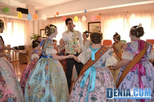 Visita de las Falleras Mayores de Dénia a la Residencia de ancianos Santa Lucía 14