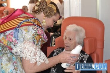 Visita de las Falleras Mayores de Dénia a la Residencia de ancianos Santa Lucía 15