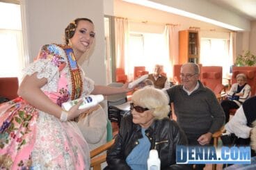 Visita de las Falleras Mayores de Dénia a la Residencia de ancianos Santa Lucía 17