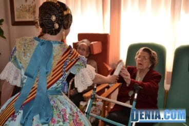 Visita de las Falleras Mayores de Dénia a la Residencia de ancianos Santa Lucía 18