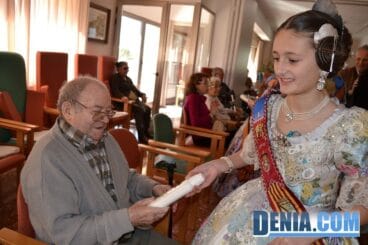 Visita de las Falleras Mayores de Dénia a la Residencia de ancianos Santa Lucía 19