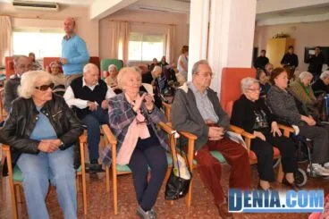 Visita de las Falleras Mayores de Dénia a la Residencia de ancianos Santa Lucía 20