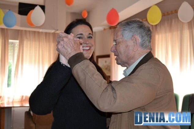 Visita de las Falleras Mayores de Dénia a la Residencia de ancianos Santa Lucía 21