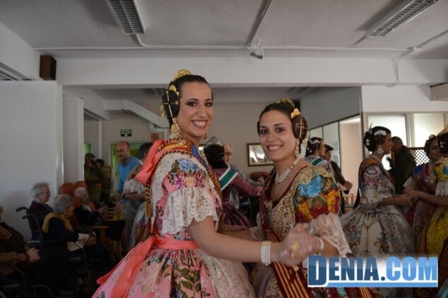 Visita de las Falleras Mayores de Dénia a la Residencia de ancianos Santa Lucía 22