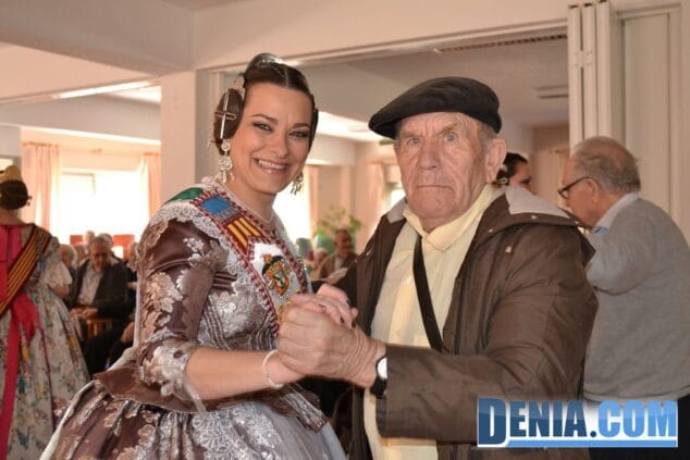 Visita de las Falleras Mayores de Dénia a la Residencia de ancianos Santa Lucía 23