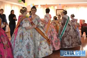 Visita de las Falleras Mayores de Dénia a la Residencia de ancianos Santa Lucía 24