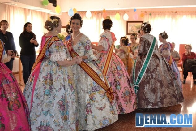 Visita de las Falleras Mayores de Dénia a la Residencia de ancianos Santa Lucía 24