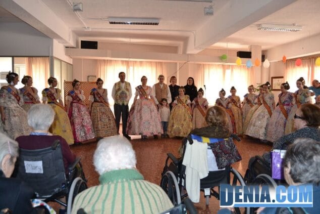 Visita de las Falleras Mayores de Dénia a la Residencia de ancianos Santa Lucía 29