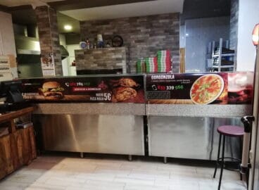 Interior de la pizzería Taormina