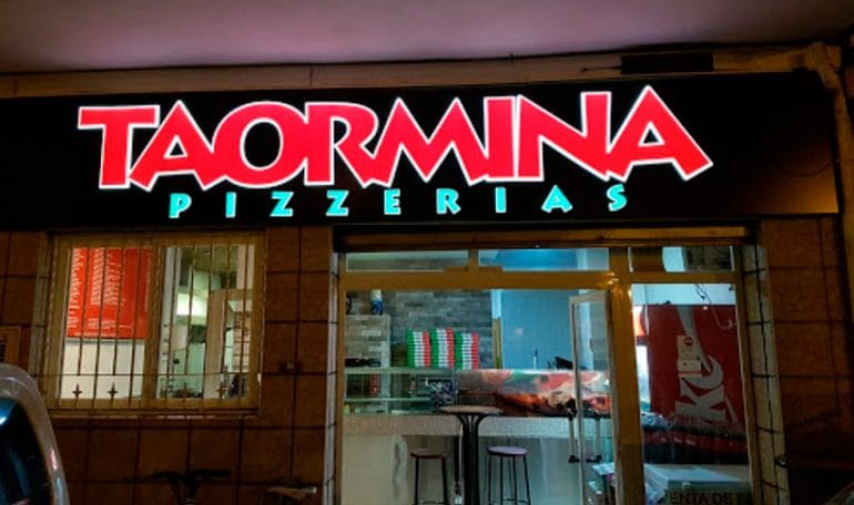 Taormina Pizzería fachada noche