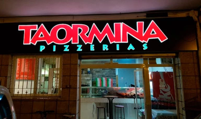 Taormina pizzeria nacht gevel