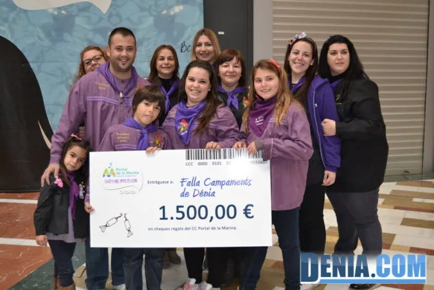 La Falla Campaments recoge su premio del concurso de Portal de la Marina 1 La Falla Campaments gana el concurso fallero del Centro Comercial Portal de la Marina 01