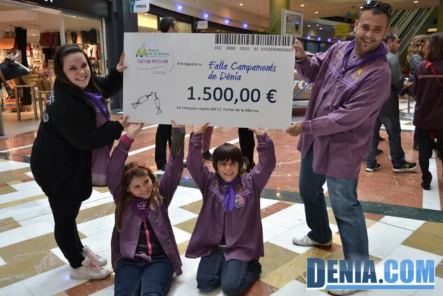 La Falla Campaments recoge su premio del concurso de Portal de la Marina 2 La Falla Campaments gana el concurso fallero del Centro Comercial Portal de la Marina 02