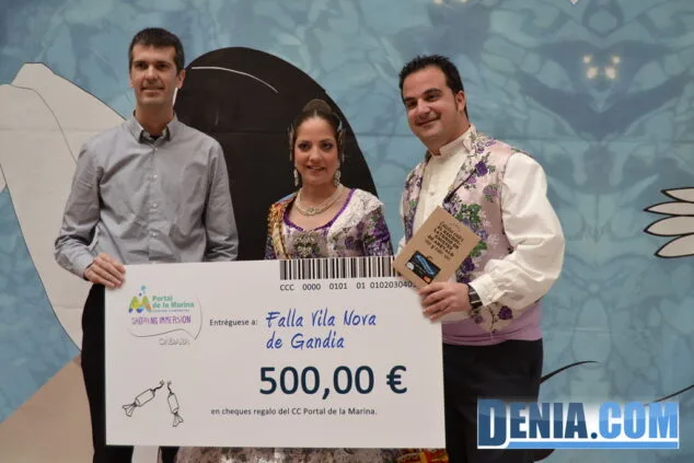La Falla Campaments recoge su premio del concurso de Portal de la Marina 4 La Falla Campaments gana el concurso fallero del Centro Comercial Portal de la Marina 04