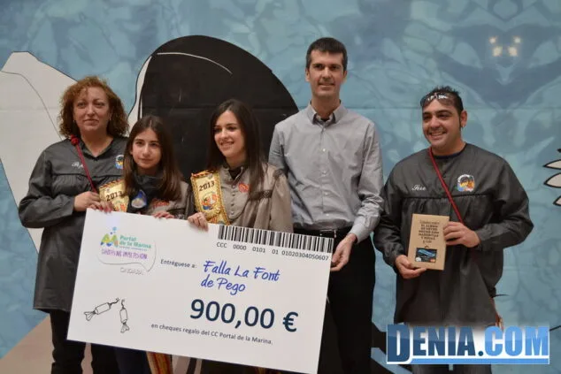 La Falla Campaments recoge su premio del concurso de Portal de la Marina 5 La Falla Campaments gana el concurso fallero del Centro Comercial Portal de la Marina 05