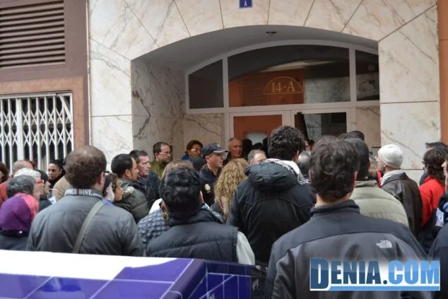 La presión ciudadana paraliza un desahucio en Dénia 2 La Policía disuelve la concentración de vecinos para paralizar un desahucio en Dénia