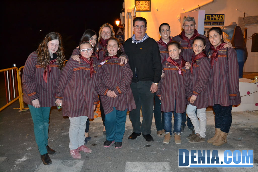 Las FFMM de Dénia junto a sus cortes de honor y el presidente de las fiestas de La Pedrera