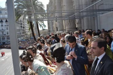 Las Falleras Mayores de dénia asisten a la mascletà de Valencia 03