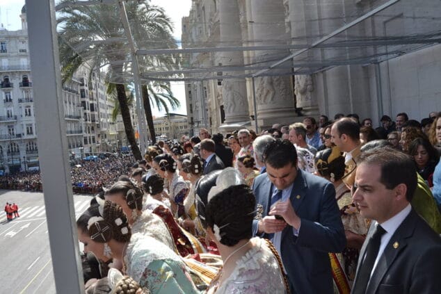 Las Falleras Mayores de dénia asisten a la mascletà de Valencia 03