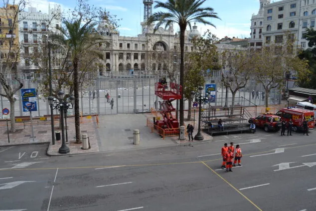 Las Falleras Mayores de dénia asisten a la mascletà de Valencia 05