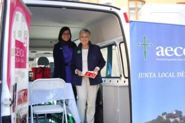 Mesa informativa en Dénia sobre el cáncer colorrectal 03