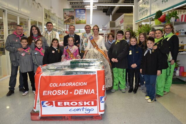 Recogida de los alimentos solidarios recaudados por las Fallas de Dénia 01