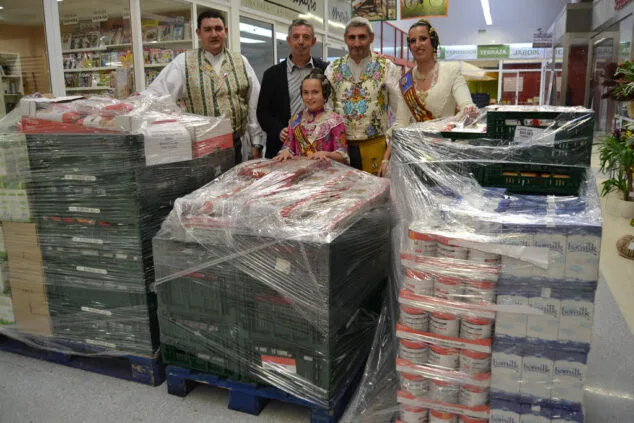 Gracias a Sopar de Germanor solidario, las Fallas de Dénia reparten más de 1.000 kilos de comida 2 Recogida de los alimentos solidarios recaudados por las Fallas de Dénia 02