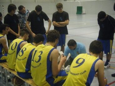 Suances dando ordenes a sus jugadores