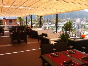 Terraza de Isla Tortuga restaurante temático en Dénia