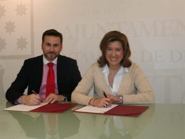 Alejandro Morant y Ana Kringe firman un convenio para que el Arxiu de Dénia almacene la documentación de CREAMA